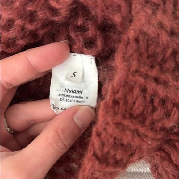 Maiami Basic Rust V-Neck Sweater with Chunky Knit and Cropped Fit - Picture 2 of 5